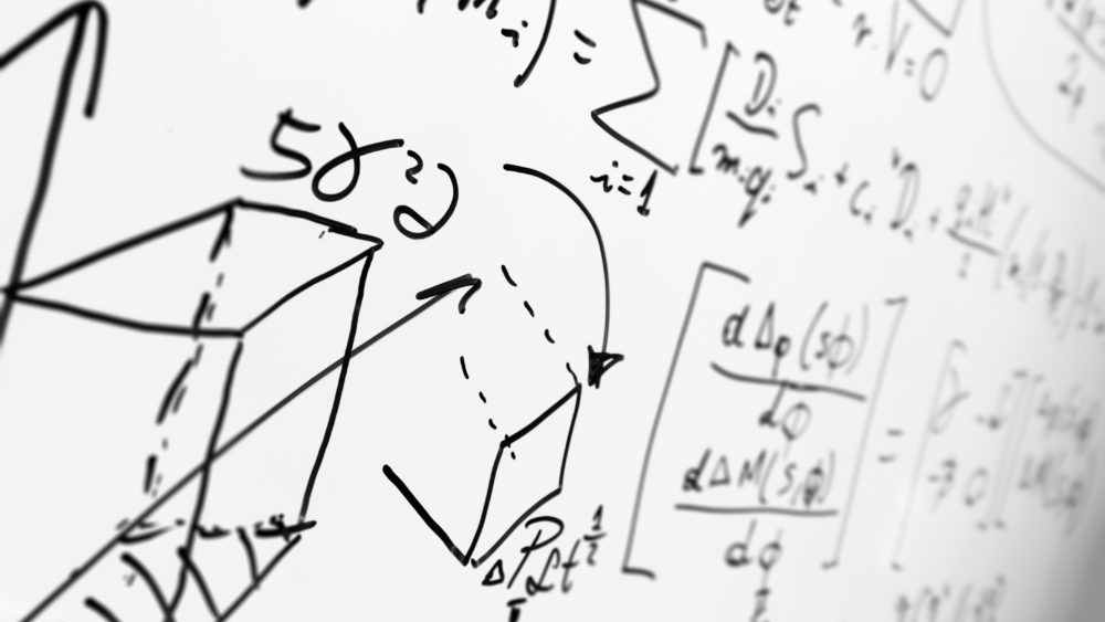 formules mathématiques sur un tableau blanc