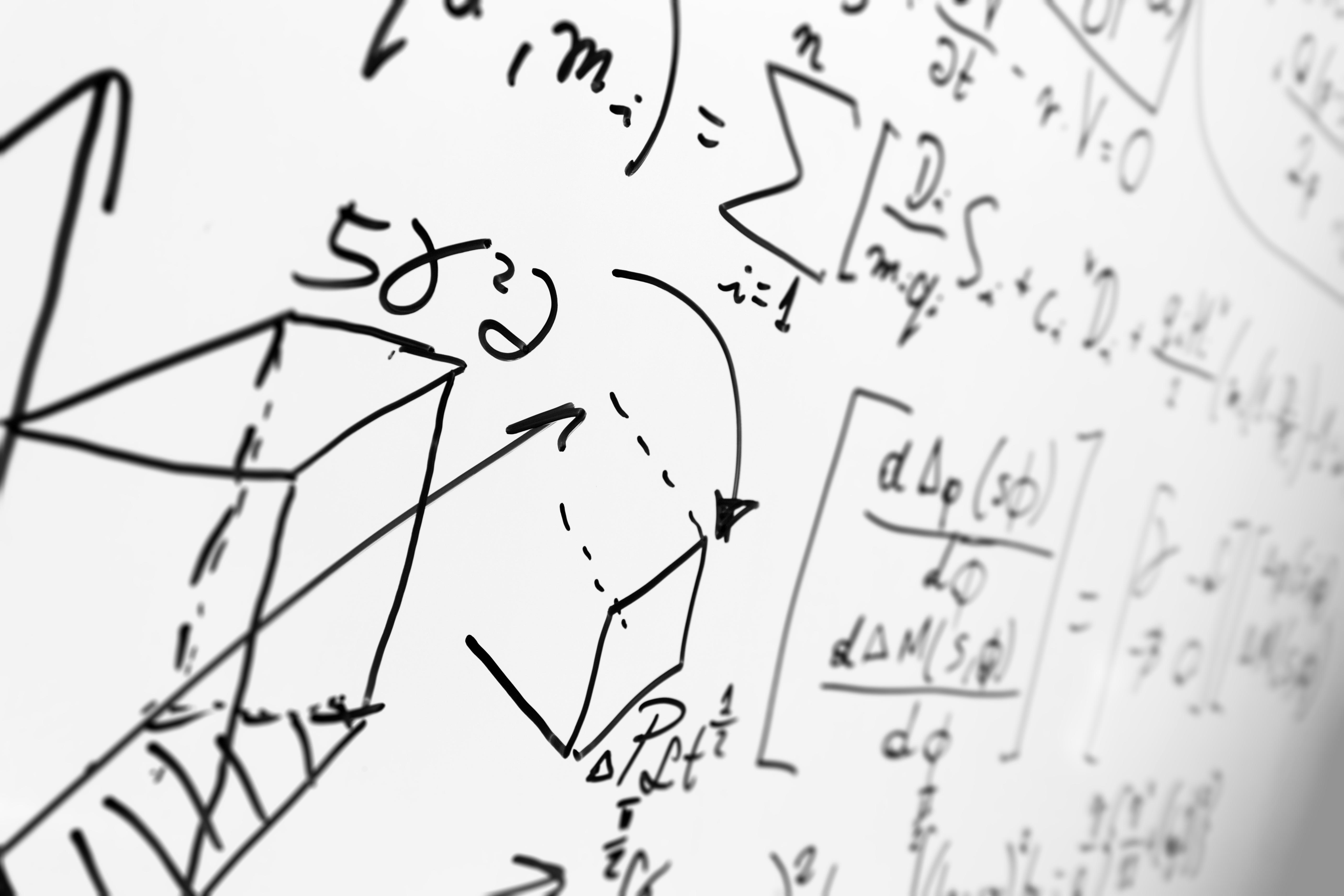 formules mathématiques sur un tableau blanc